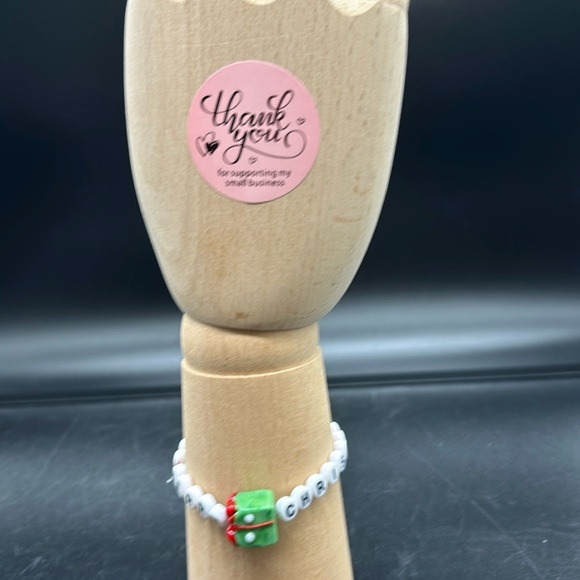 Jewelry - Merry Christmas bracelet with present charm and green, red and white beads